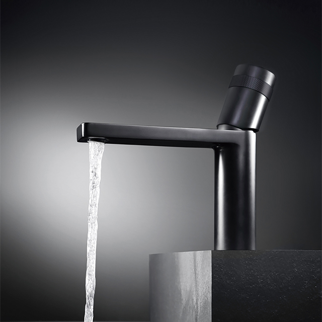 Single Handle Basin Faucet in Chrome 
